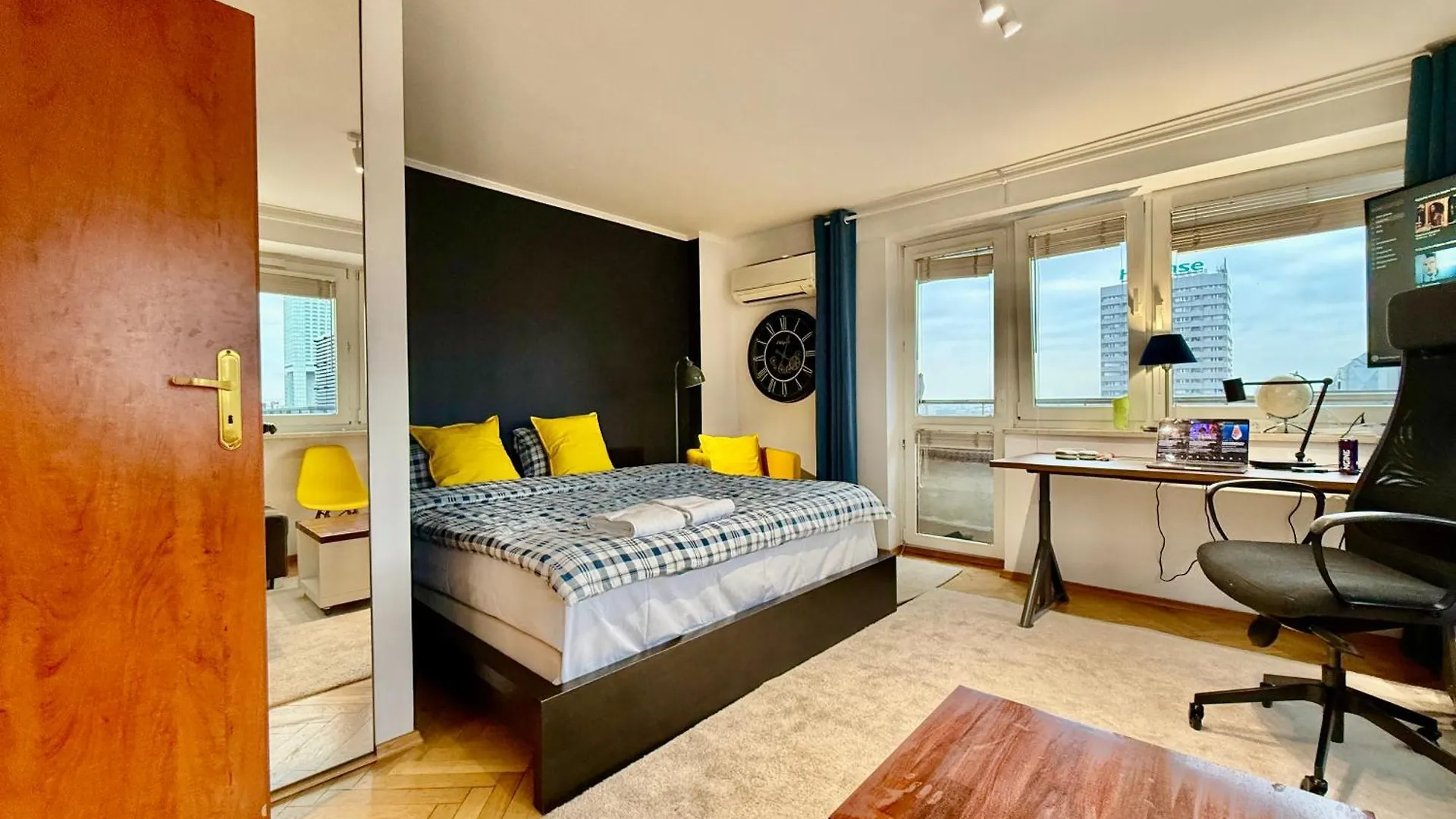 Blue 1 Lux Metro Fast Wifi 8Gbs 75'Tv Netflix Showmax Disney Varşova Polonya